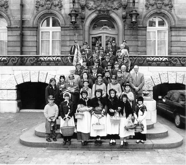 arbedluxville1989002mitfolkloregruppe