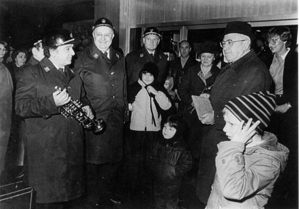 instrumentenueberreichungmonopolscholer1983002