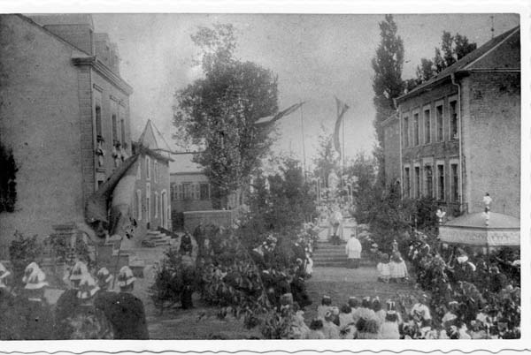 Luxembourg rue de 1890 001 autel de la procession entre les 2 maisons Noel